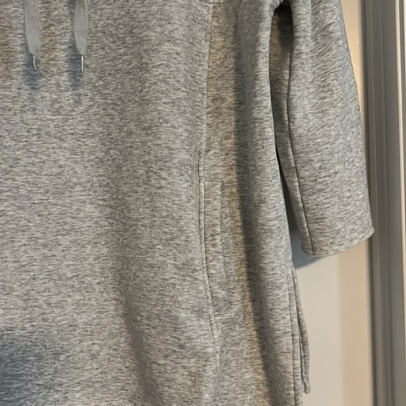 Ugg sweatshirt size M/L - Picture 2 of 8
